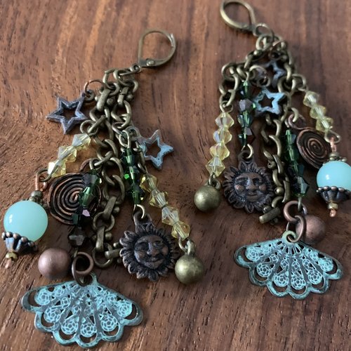 Boucles d'oreilles avec chaînes et breloques.