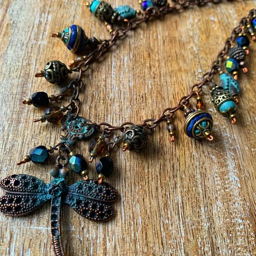 Collier ras du cou ethnique libellule sur chaîne en cuivre et perles turquoises, bleues.