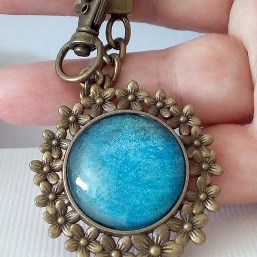 Porte cle , laiton fleuri art nouveau, cabochon en verre rond,aquarelle originale bleue,fait mains en france,cadeau fete anniversaire noel