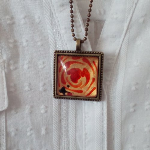 Collier sautoir en laiton bronze avec pendentif carré verre peint fleur rouge et or par artiste francaise,signature originale,chaine boule