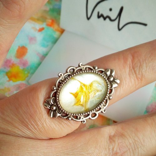 Art portable,bague argente vieilli avec cabochon oval en verre peint par artiste,jaune nacre blanc,anneau ajustable,noeuds mignons,boho bobo
