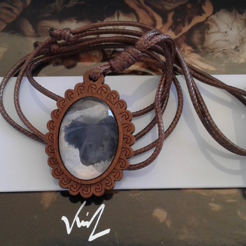 Collier bois et coton avec pendentif oval aquarelle,