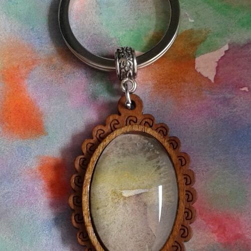 Porte cle aquarelle,bois fleuri avec cabochon en verre oval ,peint par artiste,rouge marron vert jaune,cadeau fete noel