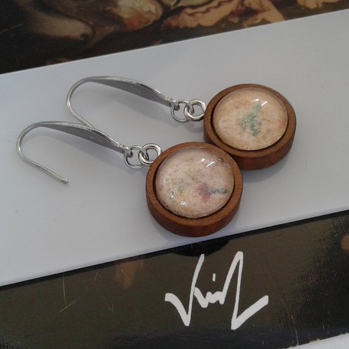 Peint artiste française,boucles oreilles bois,crochets acier,cabochon rond,aquarelle jaune bleu,violet rouge marron