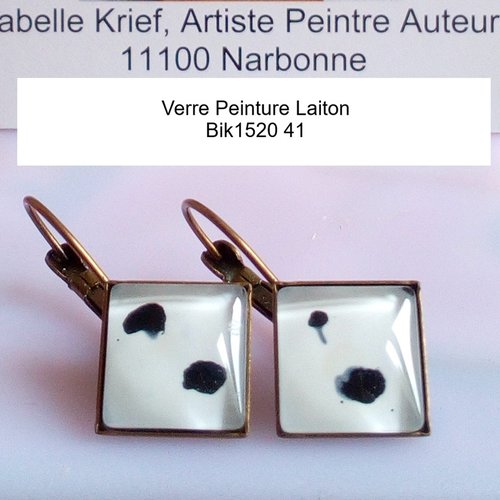 Peint artiste francaise,dormeuses en laiton avec cabochons en verre carre blanc et noir,art contemporain,cadeau fete anniversaire noel