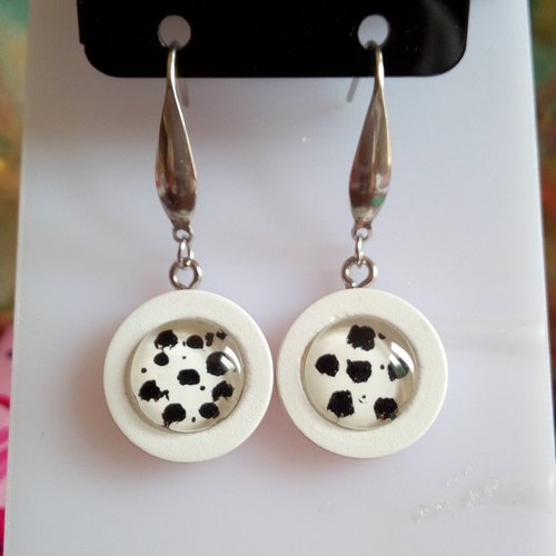 Boucles oreilles en bois avec cabochons ronds verre peint noir et blanc, motif dalmatien,crochets en acier,fait mains en france