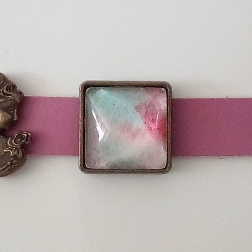 Bracelet manchette cuir vachette rose avec cabochon aquarelle carré rose vert et breloque camé visage femme,peint artiste francaise