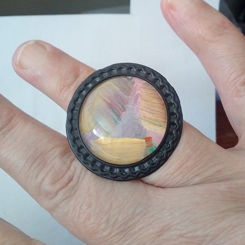 Peint artiste francaise,bague laiton avec cabochon rond, verre papier,fleuri art nouveau, mauve rouge or noir, fete anniversaire st valentin