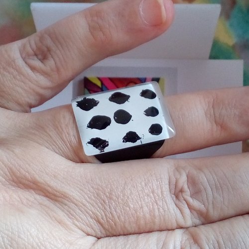 Bague chevaliere laiton noir,cabochon verre rectangulaire peint par artiste,noir blanc pop art,art abstrait francais