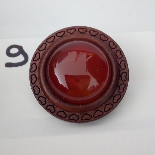 Broche ronde en bois avec motifs coeurs et cabochon cornaline,quartz pierre fine precieuse rouge oranger,fermoir epingle en acier