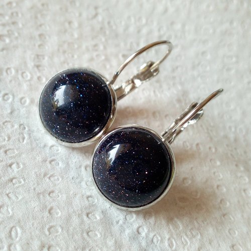 Pierre de sable bleu ,boucles oreilles pendantes en laiton argente rhodie avec cabochons ronds,fermoirs dormeuses,cadeau fete noel