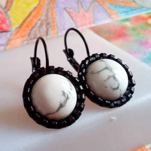 Howlite,boucles oreilles dormeuses laiton noir avec cabochons ronds 12mm,pierre precieuse blanc,fait mains en france,cadeau fete noel