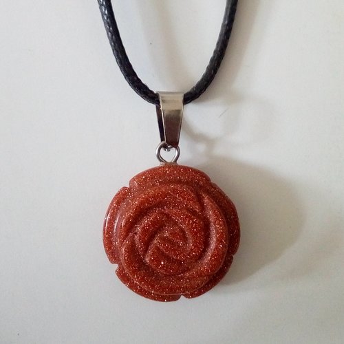 Collier pendentif fleur sculptee pierre de sable dore avec cordon noir,cadeau fete anniversaire noel,boho art nouveau