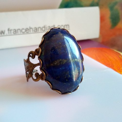 Bague lapis lazuli pierre precieuse bleu,cabochon oval 18x25mm avec anneau ajustable en laiton bronze filigrane fleuri lys royal,cadeau fete