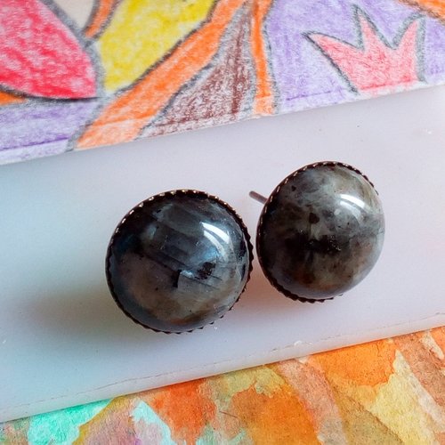 Larvikite,clous oreilles tige acier chirurgical, avec cabochons ronds,pierre magma volcan norvege,cadeau fete anniversaire noel