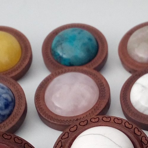 Broche ronde fleuri en bois avec cabochon de pierre precieuse quartz rose howlite onyx calcite sodalite,cadeau fete anniversaire noel