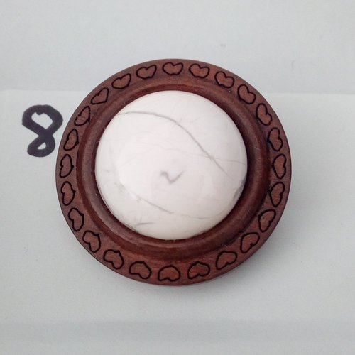 Broche ronde en bois avec motifs coeurs et cabochon howlite,pierre gemme blanche,fermoir epingle ,fait mains en france,cadeau fete
