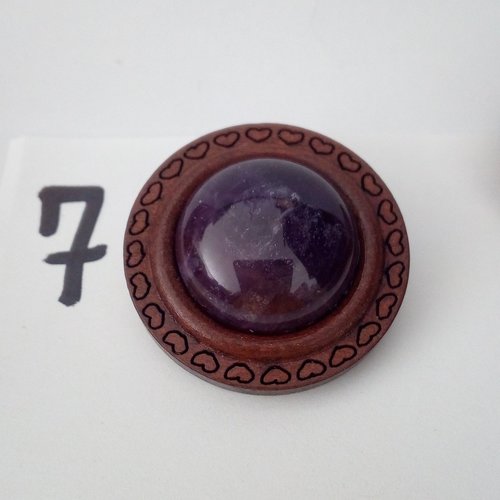 Broche ronde en bois avec motifs coeurs et cabochon amethyste,quartz pierre fine,fermoir epingle,fait mains en france