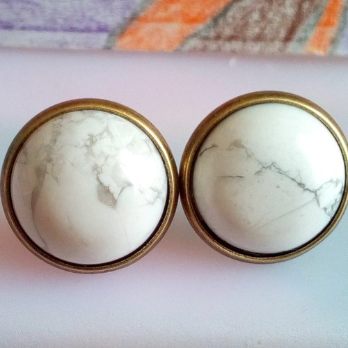 Howlite,clous oreilles laiton avec cabochons, pierre precieuse,fait en france,boucles oreilles percees,cadeau fete noel anniversaire