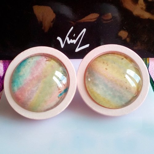 Peint artiste française,clous oreilles,bois fermoir acier,cabochon rond aquarelle originale ooak bleu rose jaune vert,art deco art nouveau