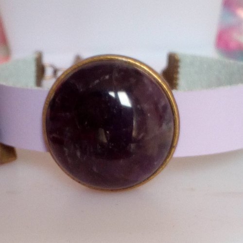 Amethyste,bracelet manchette cuir violet avec cabochon rond pierre fine et pendant camé jolie femme,fait mains en france
