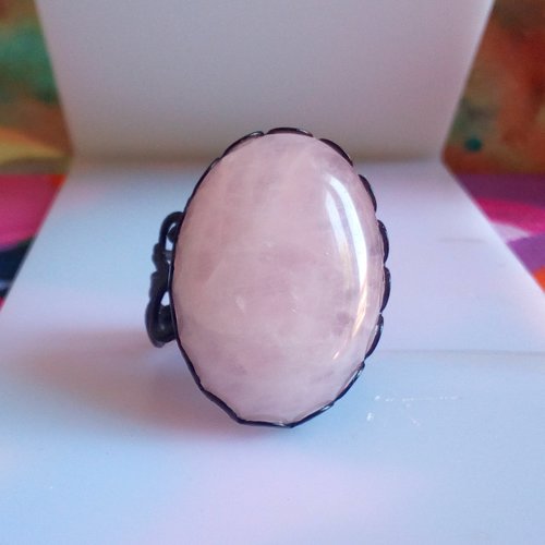 Quartz rose pierre fine precieuse,bague laiton noir et cabochon oval,anneau filigrane fleur lys royal,cadeau fete anniversaire noel