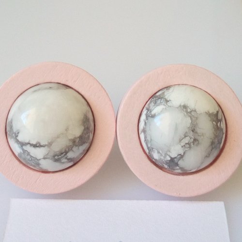 Howlite, clous oreilles en bois rose avec tige acier chirurgical et cabochons ronds,pierre precieuse,cadeau fete anniversaire noel