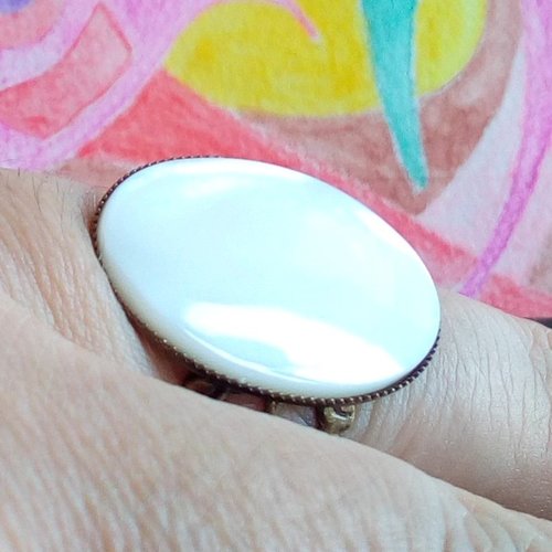 Nacre blanc,bague bronze ajustable,filigrane fleuri lys royal avec cabochon oval,victorien boho bobo gothique,fait mains en france