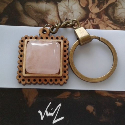 Quartz rose,porte cle en bois avec cabochon carre,pierre fine,cadeau fete anniversaire noel, taureau cancer vierge balance capricorne