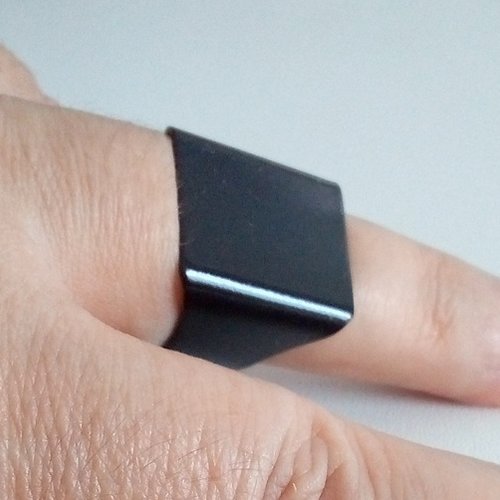 Bague chevaliere noire,plateau rectangulaire,bijou puriste contemporain,homme femme unisex,non genre,cadeau fete anniversaire noel