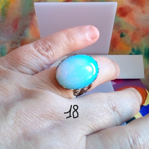Opale pierre precieuse blanche,bague laiton, cabochon oval,anneau ajustable filigrane fleuri,cadeau fete anniversaire noel