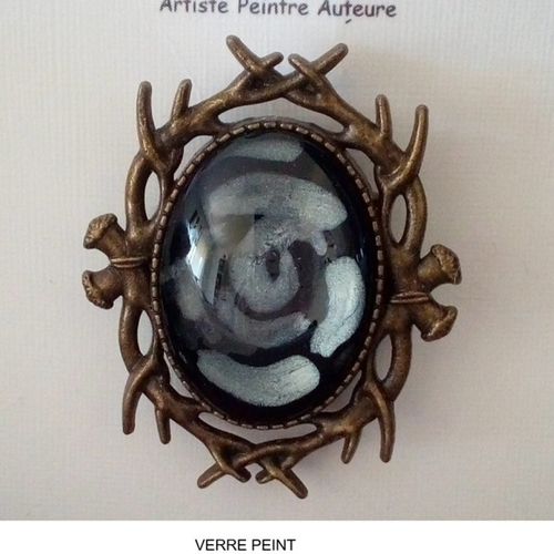 Broche laiton avec cabochon en verre ovale peint a la main,bords epines et branches entrelacées, art nouveau gothique