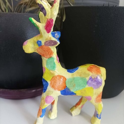 Renne, mini sculpture animaliere, peinture couleurs tendres.cadeau fete anniversaire noel naissance