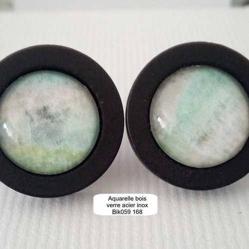 Aquarelle,clous d'oreilles en bois noir, cabochons en verre ronds 15mm, vert blanc, tiges fermoirs en acier inoxydable
