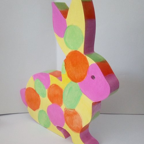 Lapin en bois peint a la main, jaune rose orange vert, lapin assis, objet de decoration a poser, cadeau fête anniversaire noel, naissance