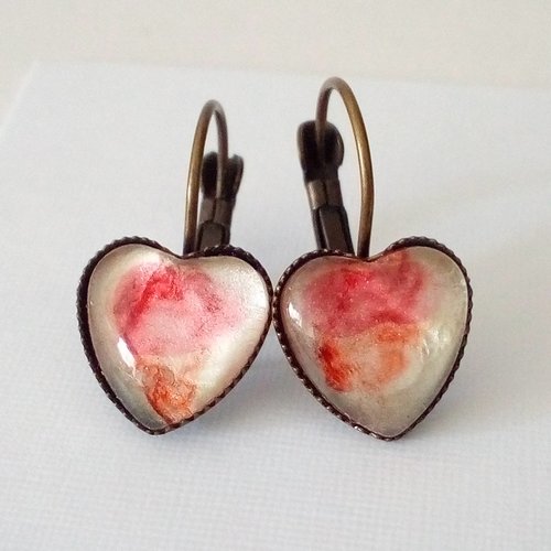 Verre peint,boucles oreilles dormeuses avec cabochons coeur rouge et nacre blanc,cadeau pour elle,anniversaire noel