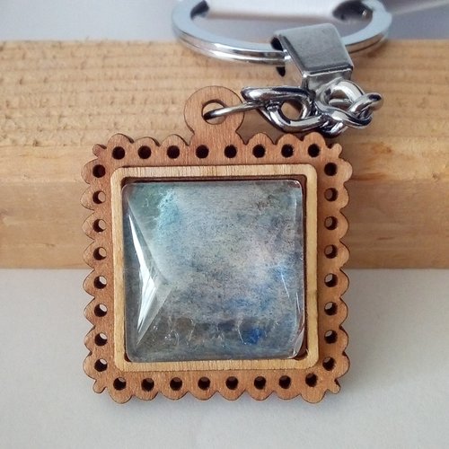 Porte cle en bois avec cabochon en verre carre,aquarelle originale bleu acier, chainette et fermoir en metal argent rhodie