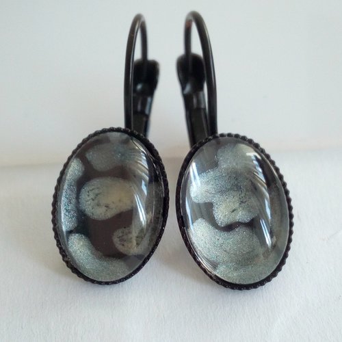 Verre peint, boucles oreilles dormeuses,cabochons ovales, noir et nacre blanc,bijou d art unique,fait mains en france