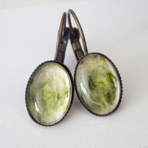 Boucles oreilles verre peint vert et nacre blanc,laiton avec cabochons ovales,bijou unisex,boho bobo gothique,cadeau fete anniversaire
