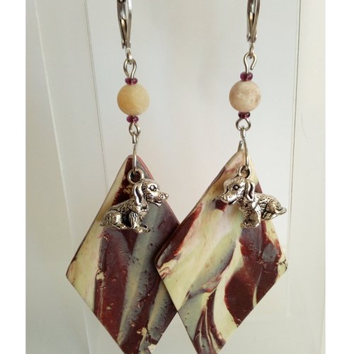 Dormeuses quartz blanc avec breloques chiens argentés et pendentifs losange argile polymère, acier inoxydable