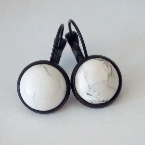 Howlite, dormeuses boucles oreilles pierre blanche, laiton noir avec cabochons ronds,fait mains en france,cadeau fete noel anniversaire