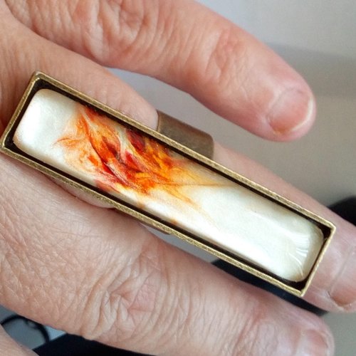 Bague avec cabochon rectangulaire en verre peint et anneau laiton ajustable, rouge pourpre orange nacre blanc, cadeau fete
