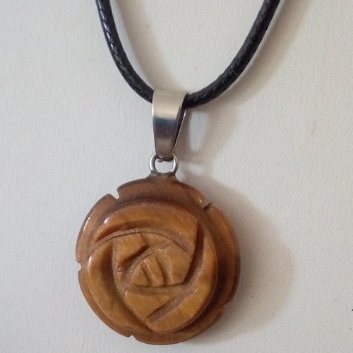 Collier pendentif fleur sculptée dans la pierre oeil de tigre avec cordon noir,cadeau fete anniversaire noel,gémeaux lion vierge,