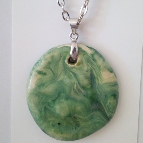 Pendentif palet rond en argile naturelle, peinture huile laque vert clair, avec belieres et chaine forcat en acier inoxydable
