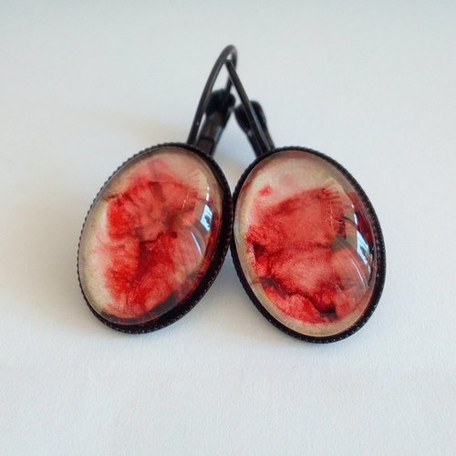 Verre peint,boucles oreilles dormeuses avec cabochons ovales rouge et nacre blanc,bijou peint à la main
