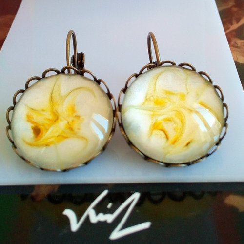 Verre peint,boucles oreilles dormeuses fleuries avec cabochons ronds jaune citron et nacre blanc,bijou peint a la main