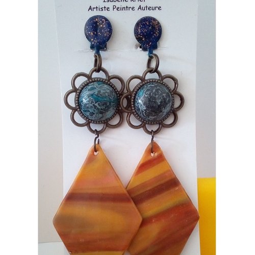 Clips oreilles avec cabochons ronds pierre onyx bleue et pendentifs losanges en polymère marron,fait mains en france