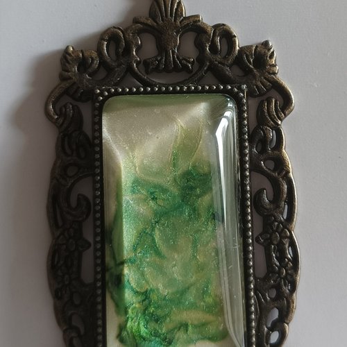 Pendentif fleuri laiton bronze avec cabochon en verre peint, rectangulaire, peinture fluide vert chartreux et nacre blanc, fourniture mercer