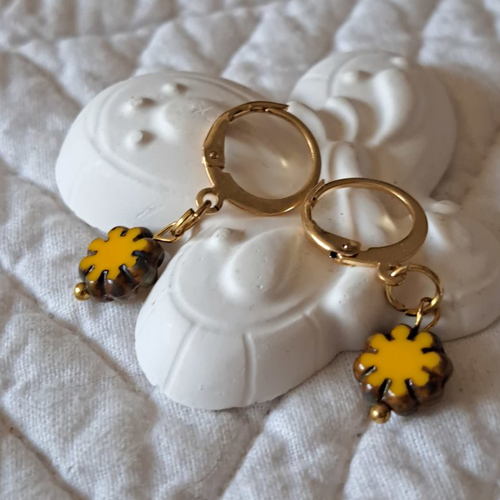 Petites boucles d'oreilles perle verre tchèque jaune