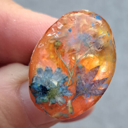 Bague ajustable résine jaune orangée fleurs pétales bleus séchés métal argenté